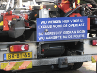 908067 Afbeelding van een waarschuwingsbord met de tekst 'WIJ WERKEN HIER VOOR U, EXCUUS VOOR DE OVERLAST. / BIJ ...